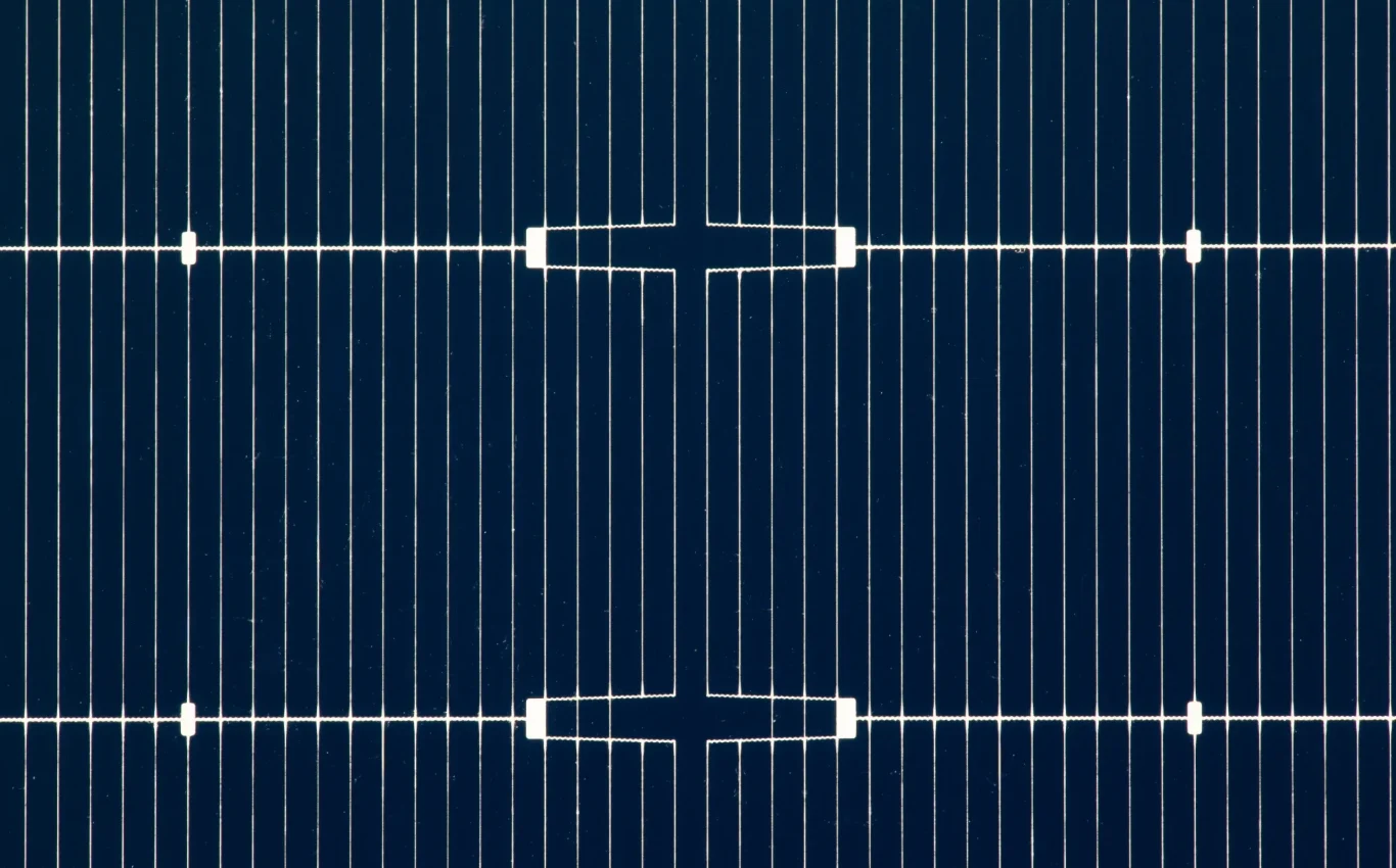 Close-up of the front of a solar cell with fingers and busbars made of silver.